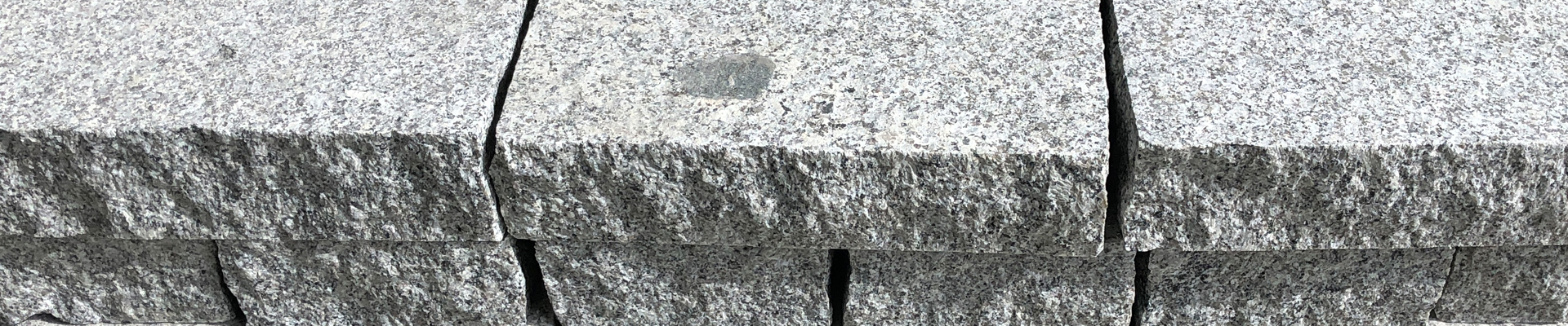 Elementy granitowe cięto - łupane